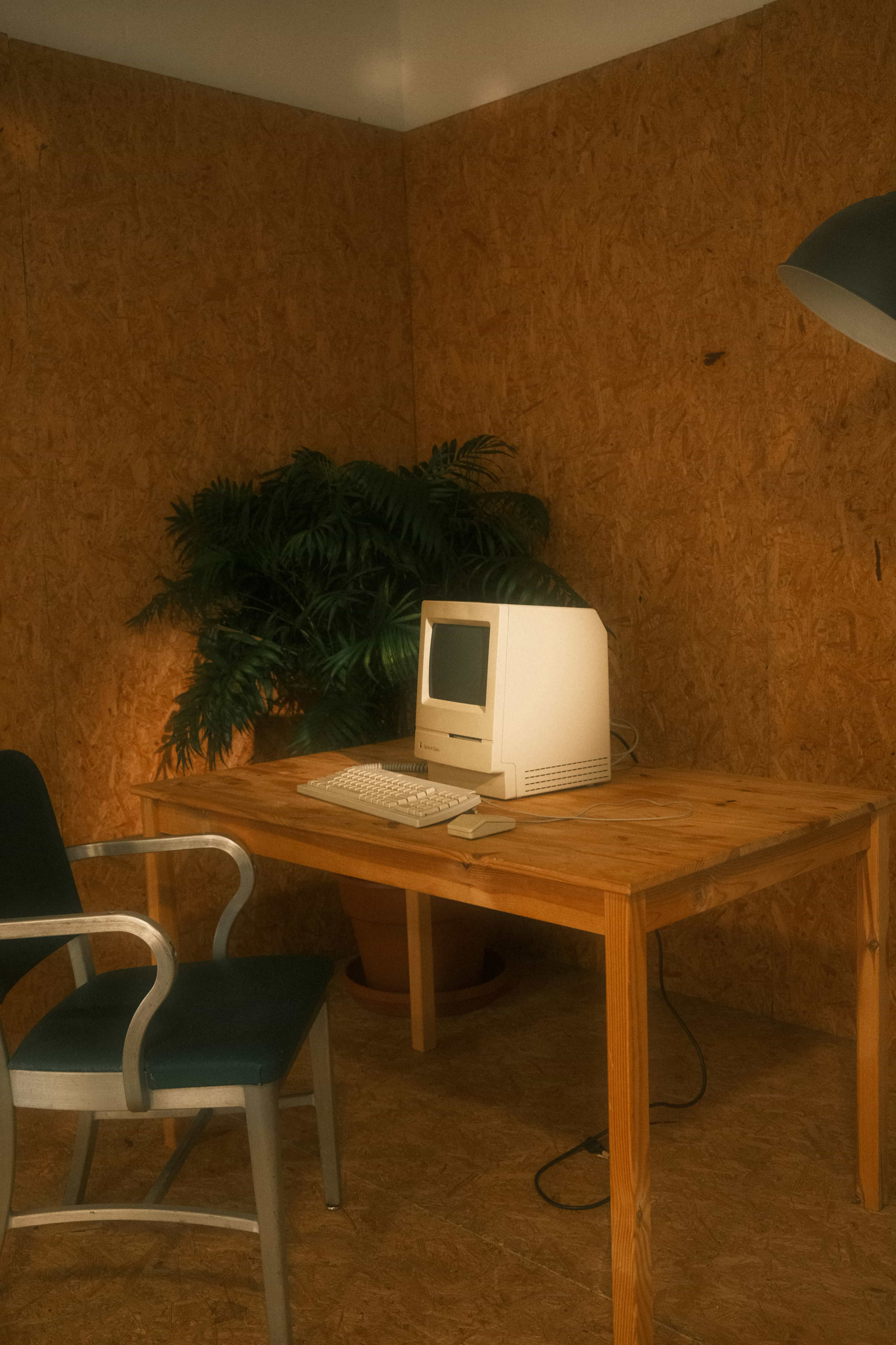 un bureau avec un mac dessus.